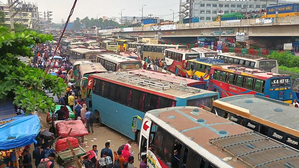 শেষ মুহূর্তে গাজীপুরের দুই মহাসড়কে বাড়তি চাপ, যানবাহন সংকটে ভোগান্তি