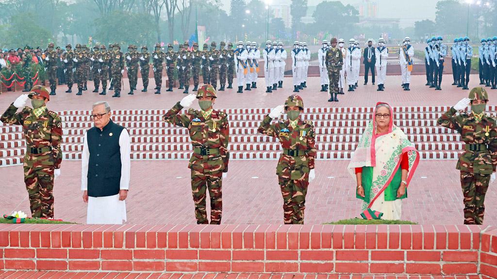 স্মৃতিসৌধে রাষ্ট্রপতি-প্রধানমন্ত্রীর শ্রদ্ধা