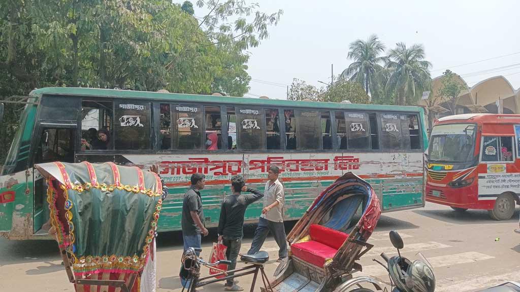 ঈদের দ্বিতীয় দিনে ফাঁকা ঢাকায় লোকাল বাস ও সিএনজি অটোর দাপট 