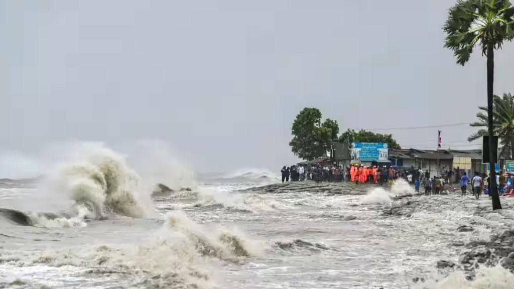 ঘূর্ণিঝড় ‘দানা’ ঘনীভূত হচ্ছে, বন্দরে ৩ নম্বর সতর্কসংকেত