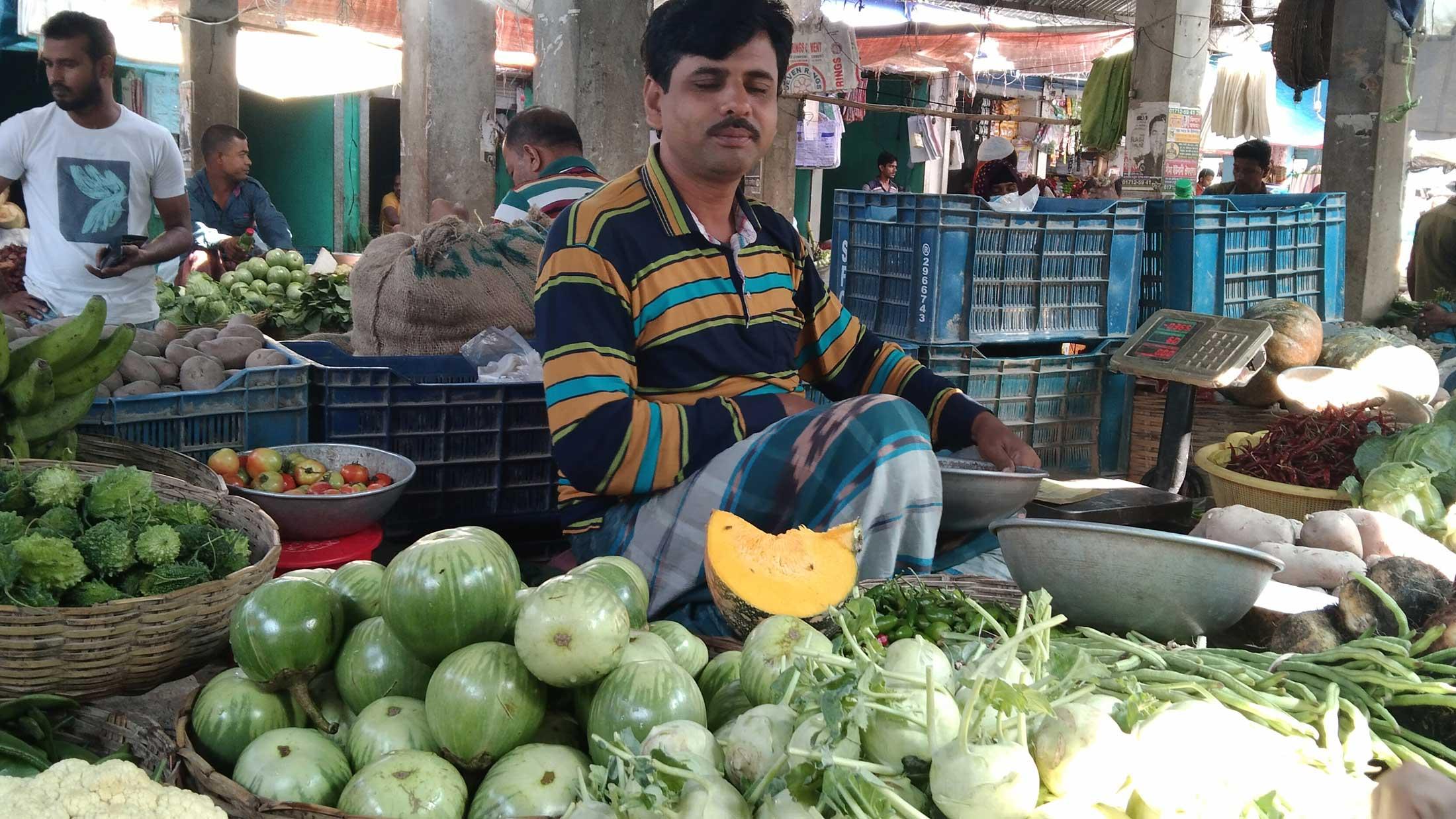 নিত্যপণ্যের দাম বাড়ায় হিমশিম খাচ্ছে মানুষ