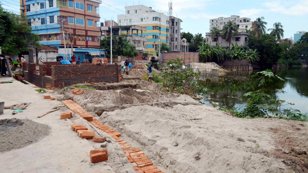 সংরক্ষণের তালিকায় থাকা ‘সুখানদিঘি’ ভরাট করে হচ্ছে মার্কেট