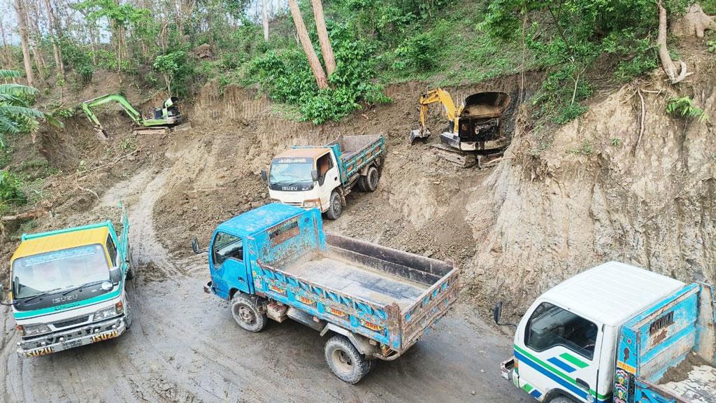 বান্দরবানে পাহাড় কেটে সাবাড় করছেন যুবলীগ নেতা