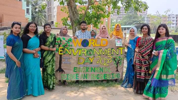 নজরুল বিশ্ববিদ্যালয়ে প্লাস্টিকের বোতল জমা দিলেই উপহার মিলছে বই 