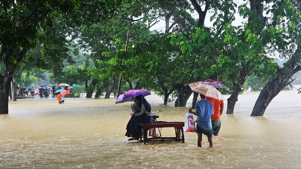 দীঘিনালায় বিভিন্ন সড়ক তলিয়ে যোগাযোগ বিচ্ছিন্ন, পানিবন্দী বহু পরিবার