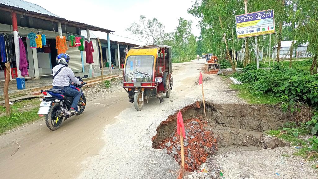 টানা বৃষ্টিতে ভাঙছে সড়ক