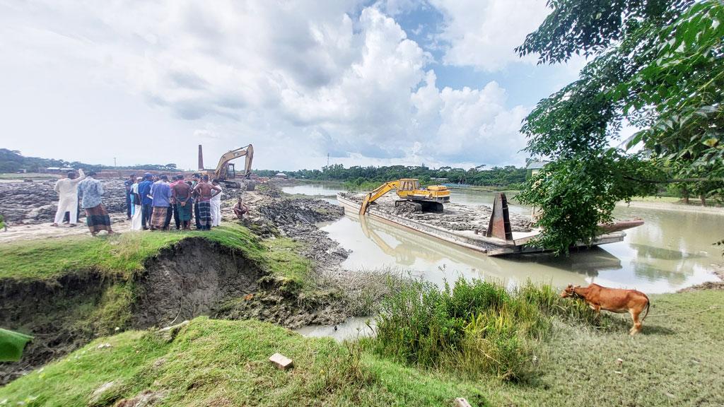 ইটভাটার জন্য নদীতীরের মাটি কাটায় জরিমানা, এক্সকাভেটর-বাল্কহেড জব্দ