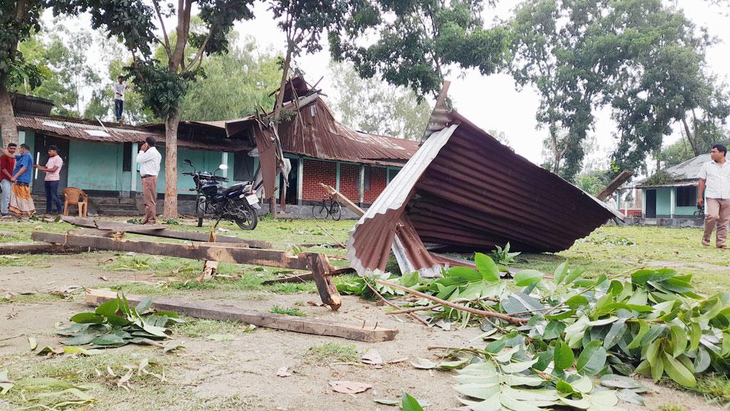 বালিয়াডাঙ্গীতে ১২ মিনিটের ঝড়ে লন্ডভন্ড ২০ গ্রাম, শিশুসহ ৩ জনের মৃত্যু 