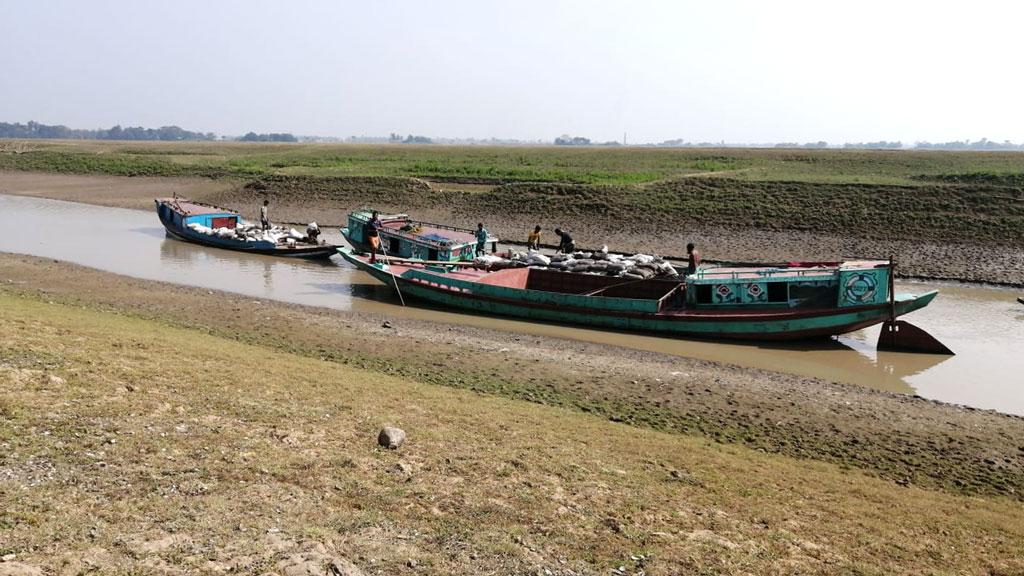 নাব্যতা-সংকটে সোমেশ্বরীতে নৌযান চলাচল ব্যাহত, ঠিকমতো মিলছে না সেচের পানি