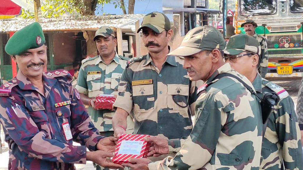 বিজিবি দিবসে হিলি সীমান্তে বিএসএফকে মিষ্টি উপহার