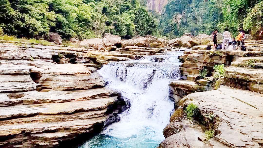 ঝরনা দেখতে যাবেন যেথায়