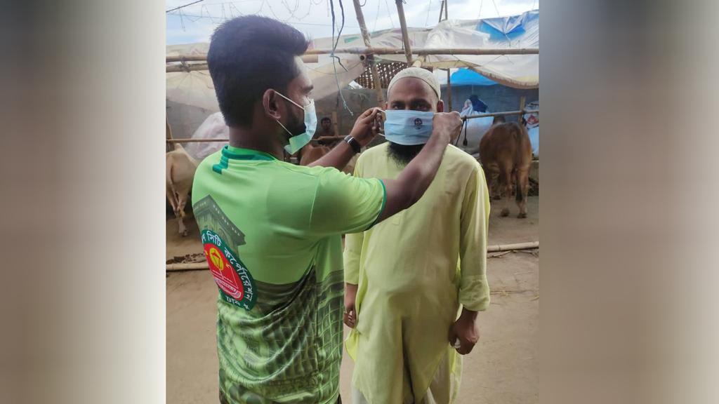 ডিএসসিসির পশুর হাটে সচেতনতা বাড়াতে কাজ করছে স্বেচ্ছাসেবীরা 