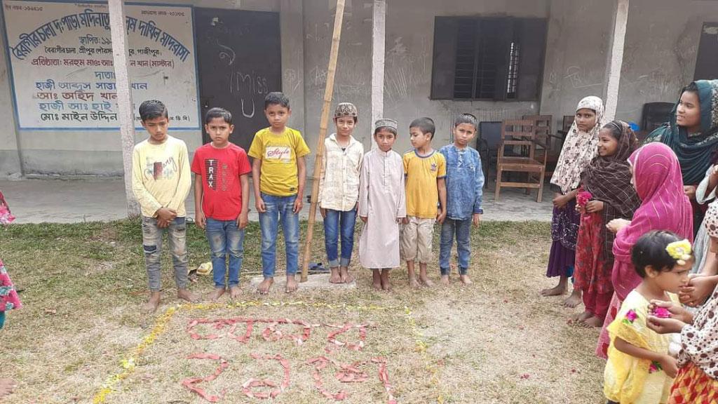 ‘মাটির ওপর ফুলের শহীদ মিনারেই আমরা শ্রদ্ধা জানাইছি’