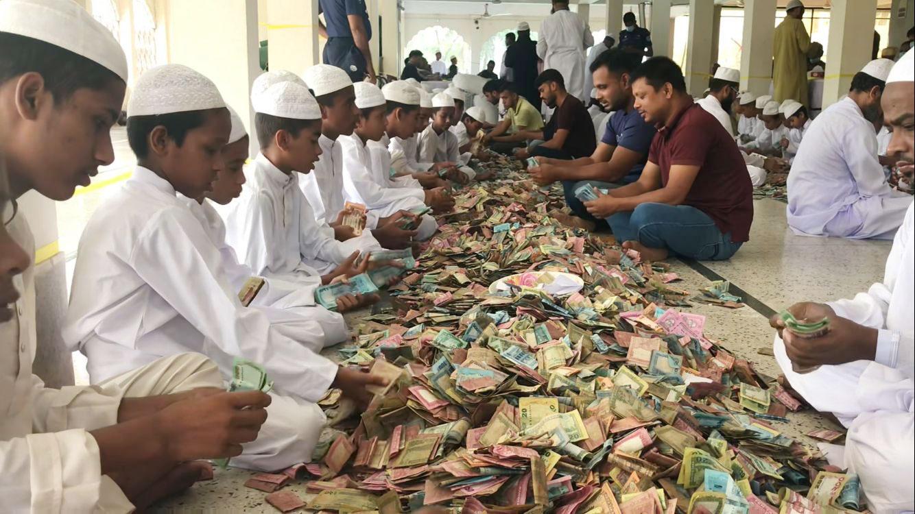 এবার পাগলা মসজিদের দানবাক্সে মিলল ১৯ বস্তা টাকা, চলছে গণনা