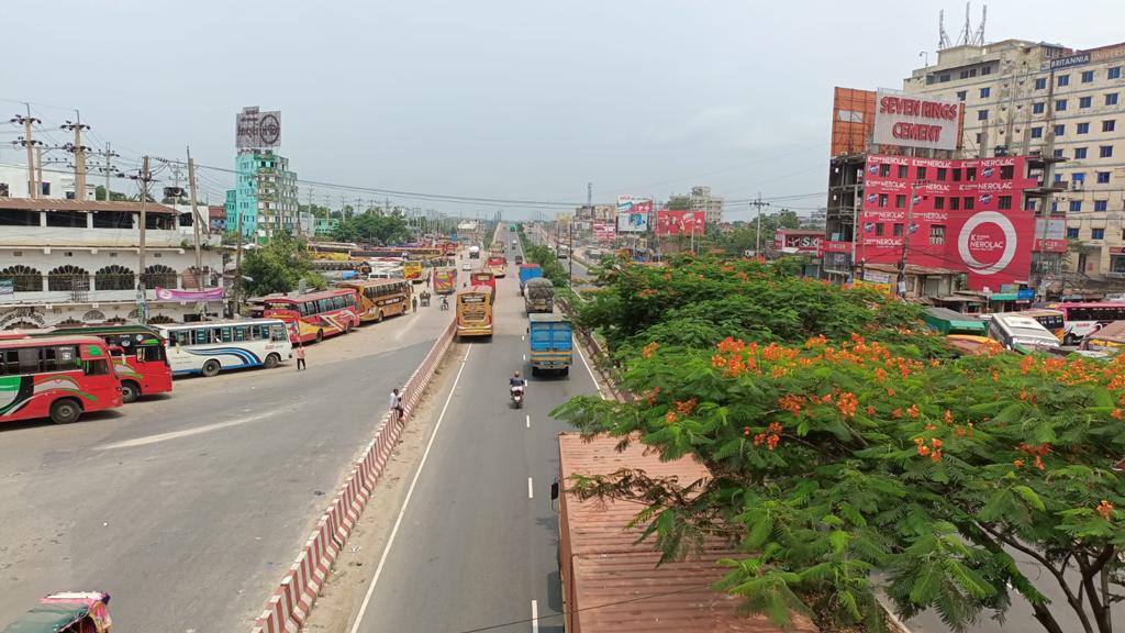 ঢাকা-চট্টগ্রাম মহাসড়কে যানবাহনের চাপ কম, স্বস্তিতে ঘরমুখী মানুষ