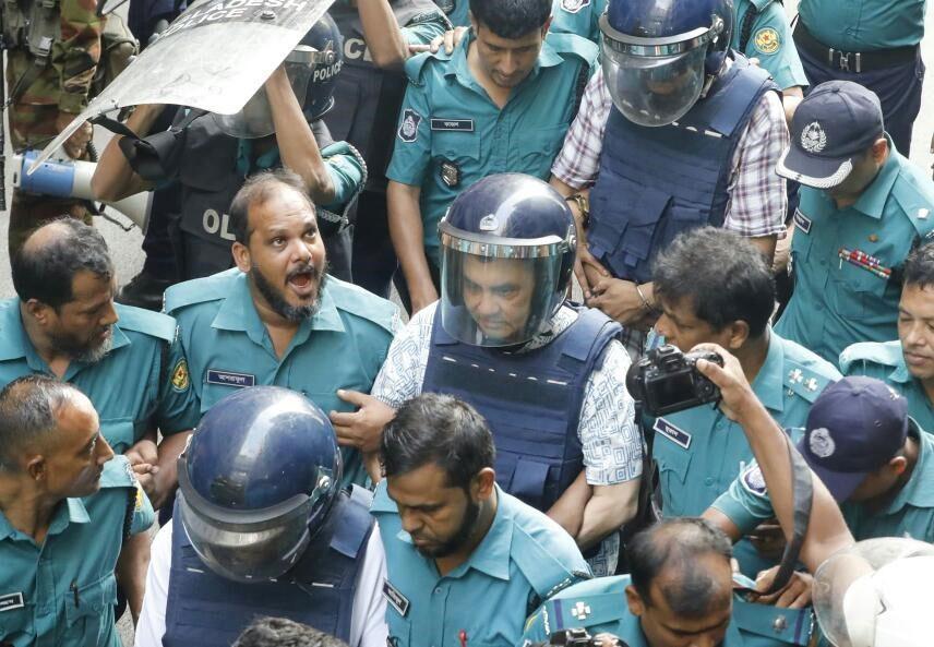 সাবের হোসেন চৌধুরীকে লক্ষ্য করে ডিম নিক্ষেপ, হামলাচেষ্টা