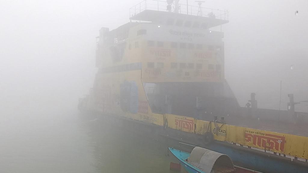 সাড়ে ৫ ঘণ্টা পর দৌলতদিয়া-পাটুরিয়া নৌরুটে ফেরি চলাচল শুরু