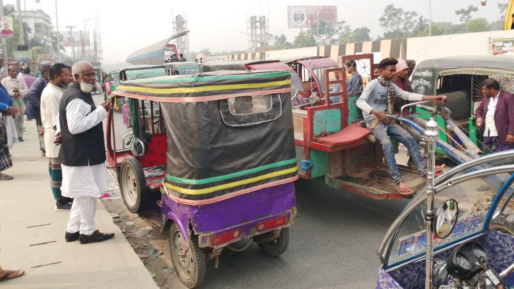 সড়কে থ্রি-হুইলারের রাজত্ব