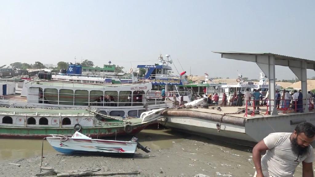 ১৫ ঘণ্টা পর লক্ষ্মীপুর-ভোলা নৌরুটে ফেরি ও লঞ্চ চলাচল শুরু