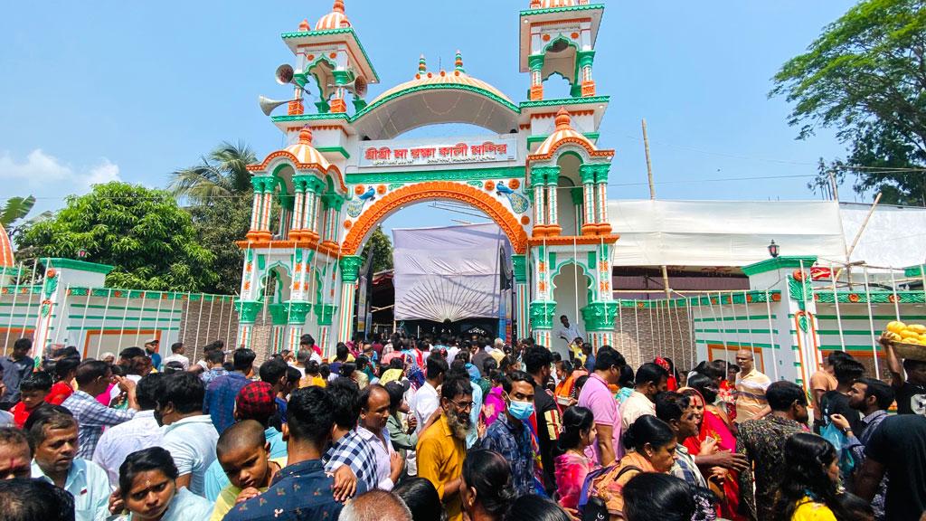 সিরাজদিখানে ইছামতীর তীরে কালীপূজায় ভক্তের ঢল