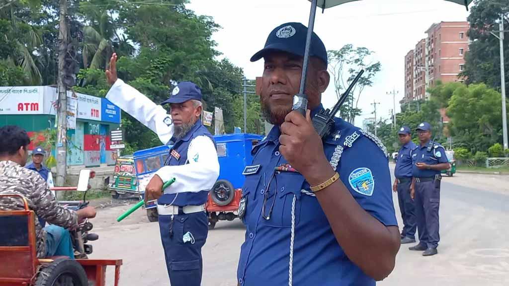 কর্মবিরতির পর লক্ষ্মীপুরে সড়কে কাজ শুরু করেছে ট্রাফিক পুলিশ