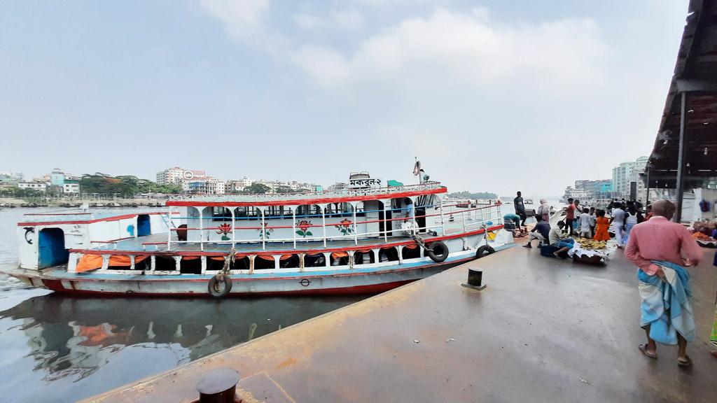 প্রাণ ফিরেছে নারায়ণগঞ্জ লঞ্চঘাটে, যাত্রীদের নিরাপত্তা জোরদার