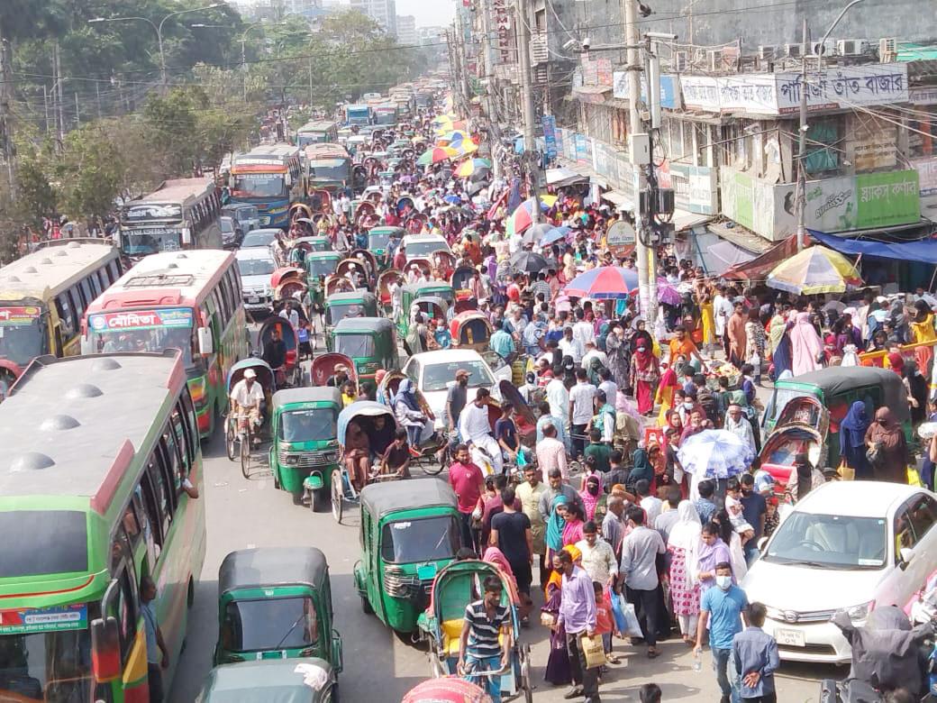 রাজধানীর যানজট: ফুটপাতে দোকান, মোড়ে গাড়ি পার্কিং নিয়ে কঠোর পুলিশ