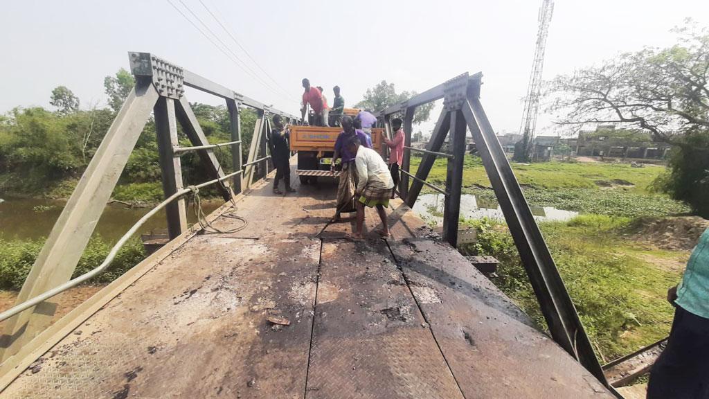 শান্তিগঞ্জে বেইলির সেতু ভেঙে পড়েছে খালে, যান চলাচল বন্ধ 