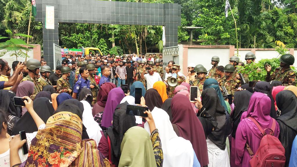 ফকিরহাটে ইসলাম অবমাননার অভিযোগে শিক্ষক বরখাস্ত