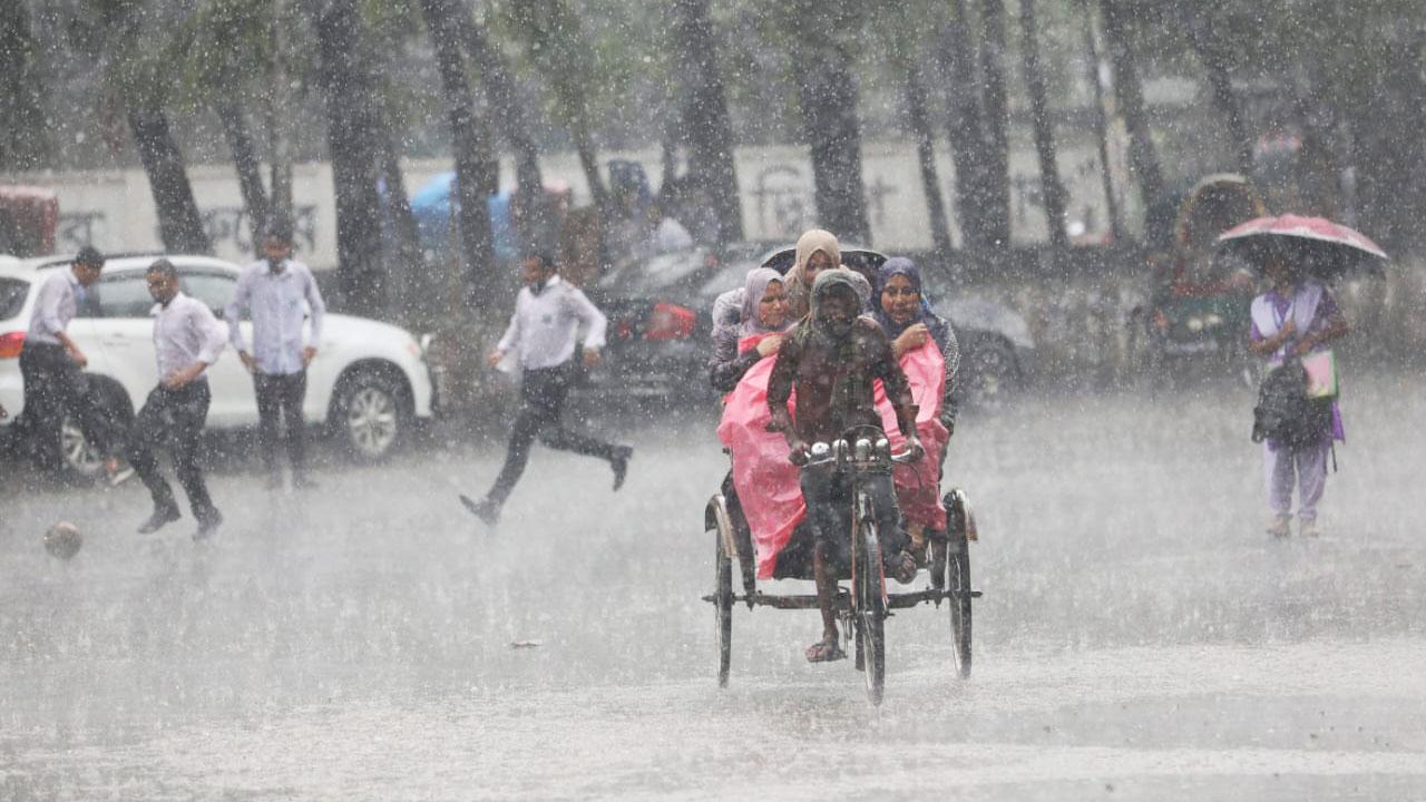 সারা দেশে আজ বৃষ্টির আভাস, কাল থেকে কমতে পারে তাপমাত্রা