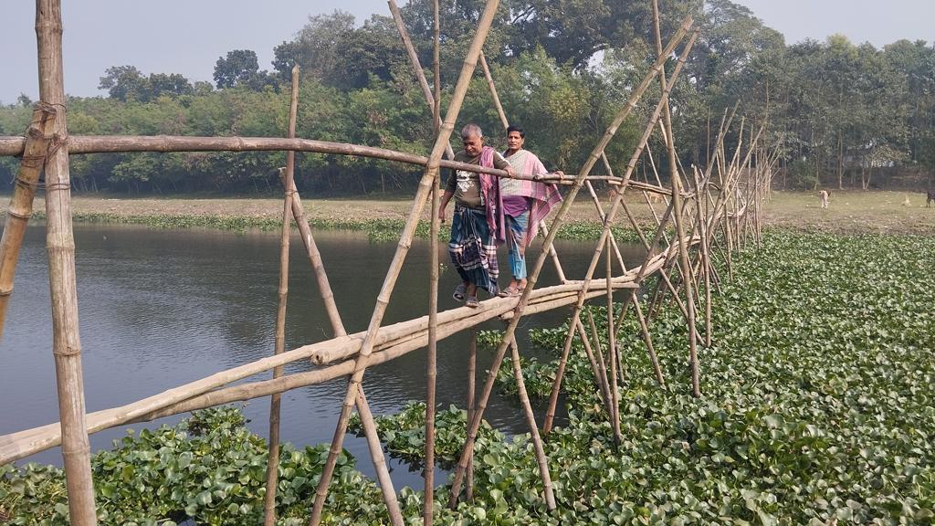 ১০ গ্রামের মানুষের ভরসা নড়বড়ে এক বাঁশের সাঁকো