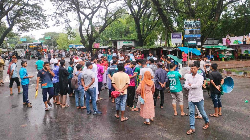 সড়ক দুর্ঘটনায় ইবি শিক্ষার্থী নিহত: নিরাপদ সড়কের দাবিতে মহাসড়ক অবরোধ 