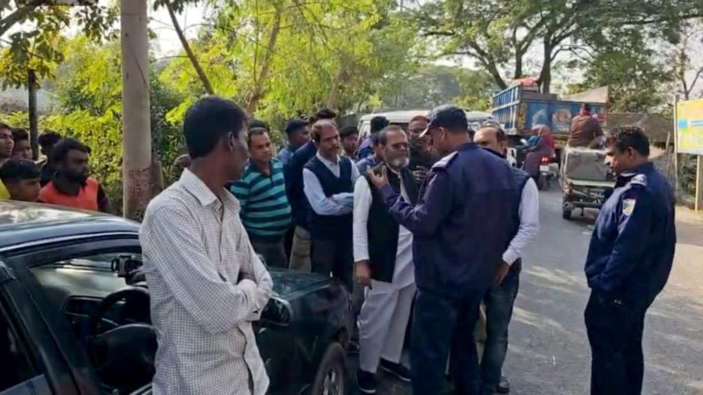 পাবনা-১: নৌকা ও ট্রাক সমর্থকদের পাল্টাপাল্টি ধাওয়া