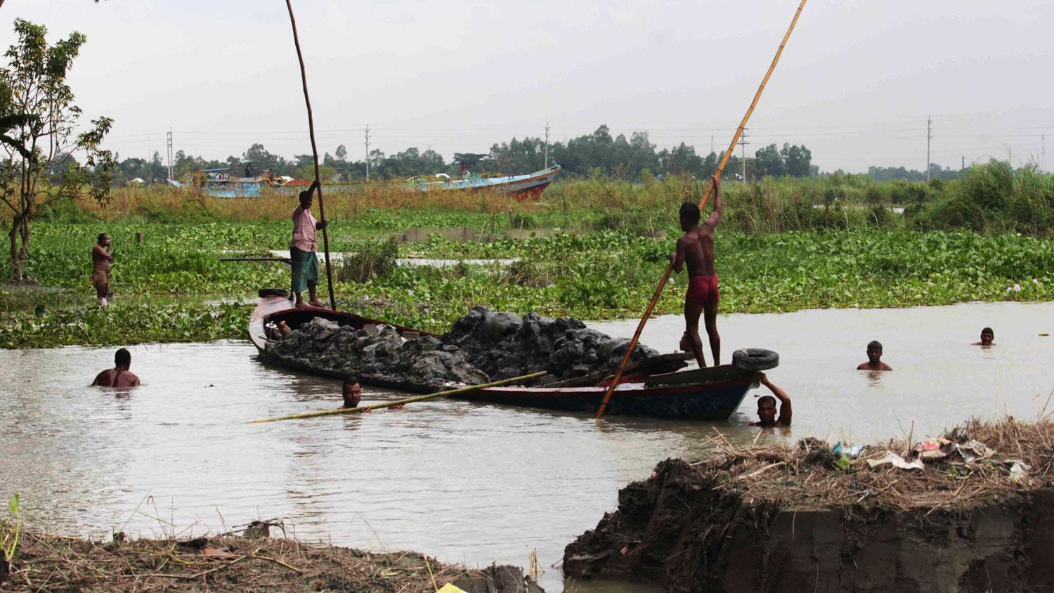 সিরাজদিখানে নদীর পাড়ের মাটি ইটভাটায়