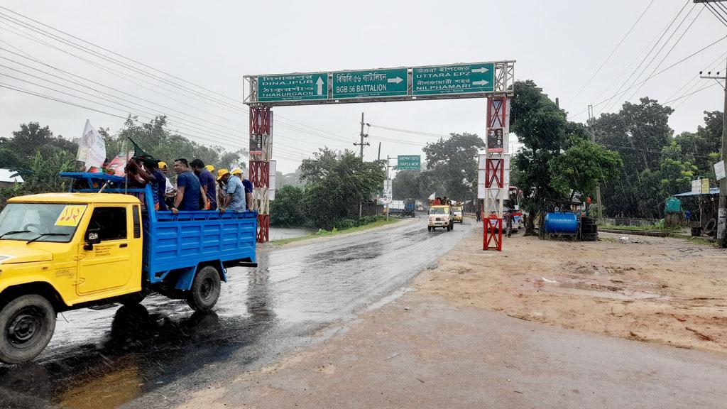 বৃষ্টি উপেক্ষা করে রংপুরে প্রধানমন্ত্রীর সমাবেশে নেতা-কর্মীরা