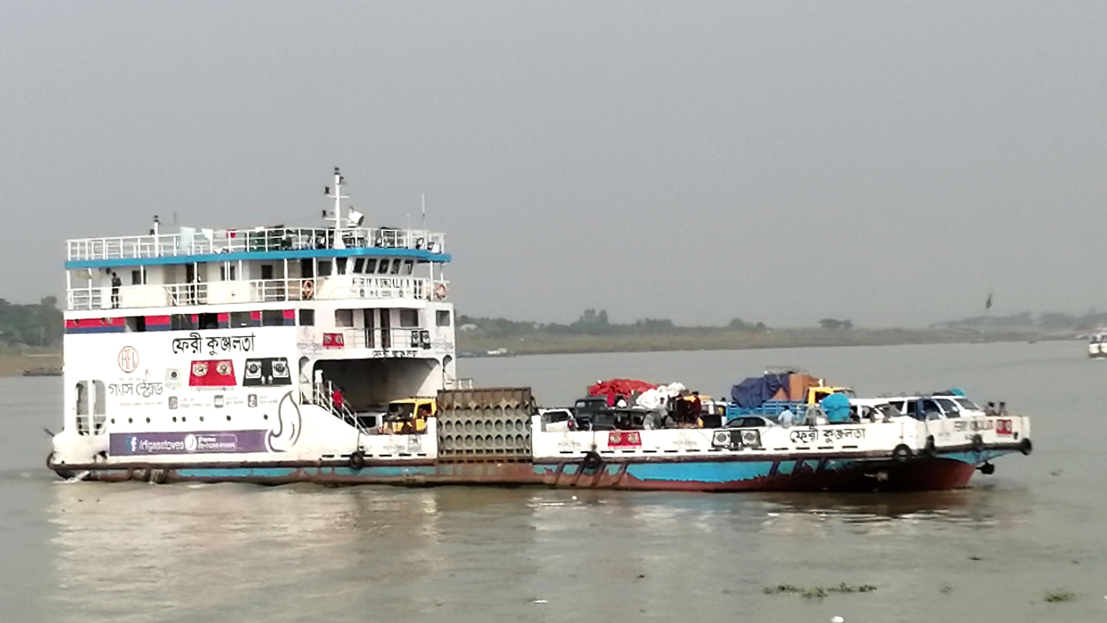 বাংলাবাজার-শিমুলিয়া রুটে ফেরি চলছে ৮ ঘণ্টা