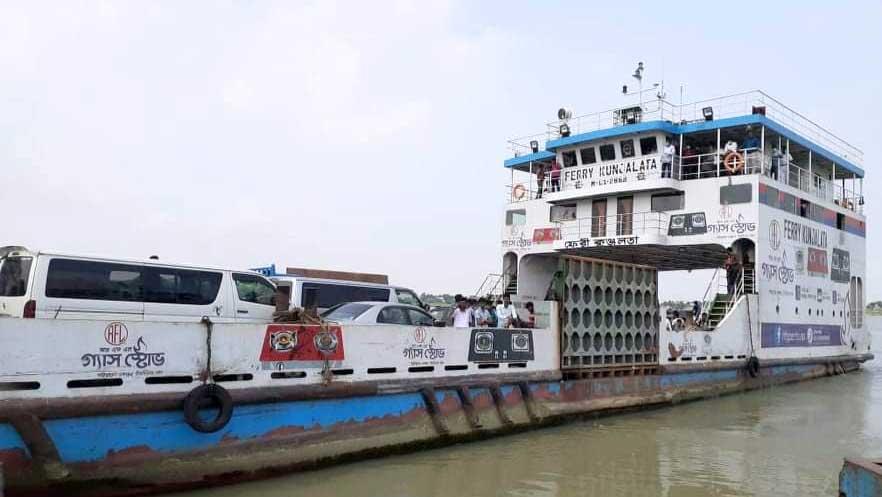 পাঁচটি ফেরি দিয়ে চলছে বাংলাবাজার-শিমুলিয়া ঘাটের পারাপার