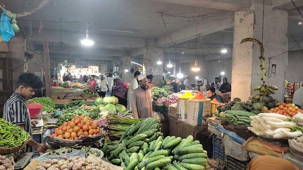 চকরিয়ায় ব্যক্তিগত হাট: খাজনা যায় হকদের পকেটে