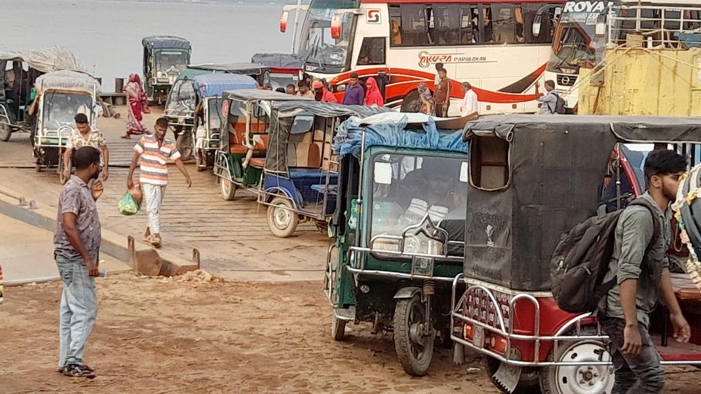 পন্টুনে ইজিবাইকের জটলা