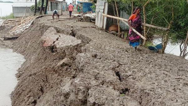 নদীতে বিলীন ওয়াপদা রাস্তার দুই-তৃতীয়াংশ