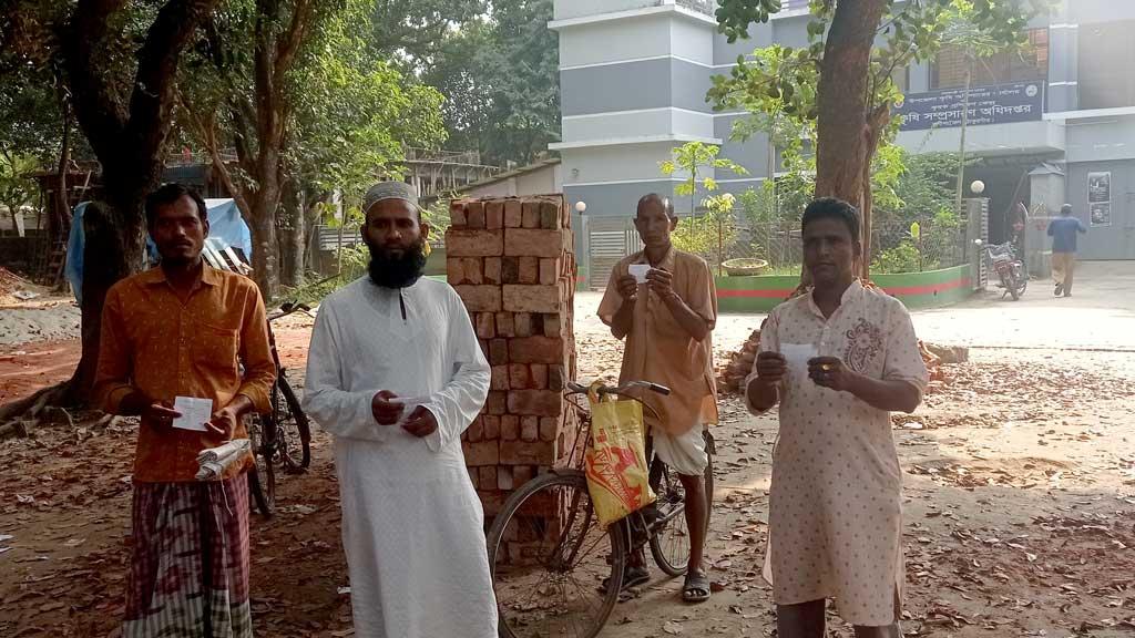 জেলা কর্মকর্তা আসবেন তাই প্রণোদনা বিতরণ বন্ধ, ভোগান্তিতে কৃষকেরা