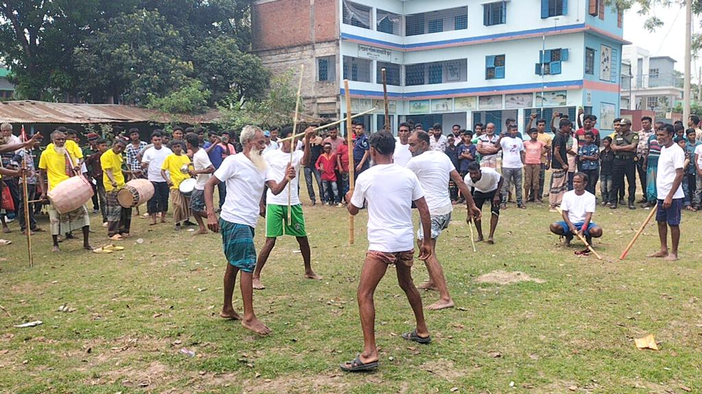 পয়লা বৈশাখে নিয়ামতপুরে লাঠিখেলা দেখতে মানুষের ভিড়