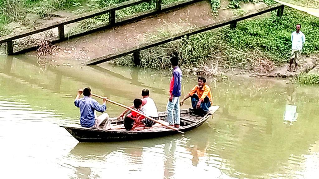 সেতু ভাঙা, ২০ গ্রামের মানুষের ভরসা নৌকা