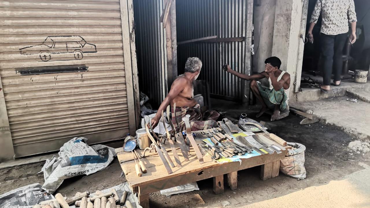 কোরবানির ঈদ সামনে রেখে টুংটাং শব্দে মুখর কামারপল্লি