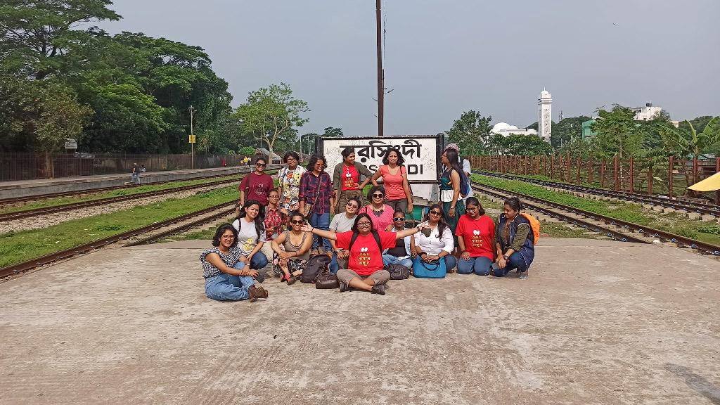 নরসিংদীতে ‘যে যার খুশিমতো পোশাক’ পরে তরুণী হেনস্তার প্রতিবাদ