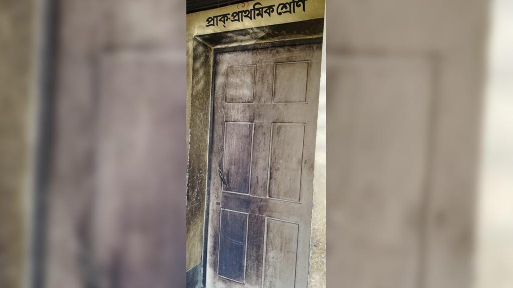 মধ্যনগরে ভোটকেন্দ্রে আগ্নিসংযোগ 