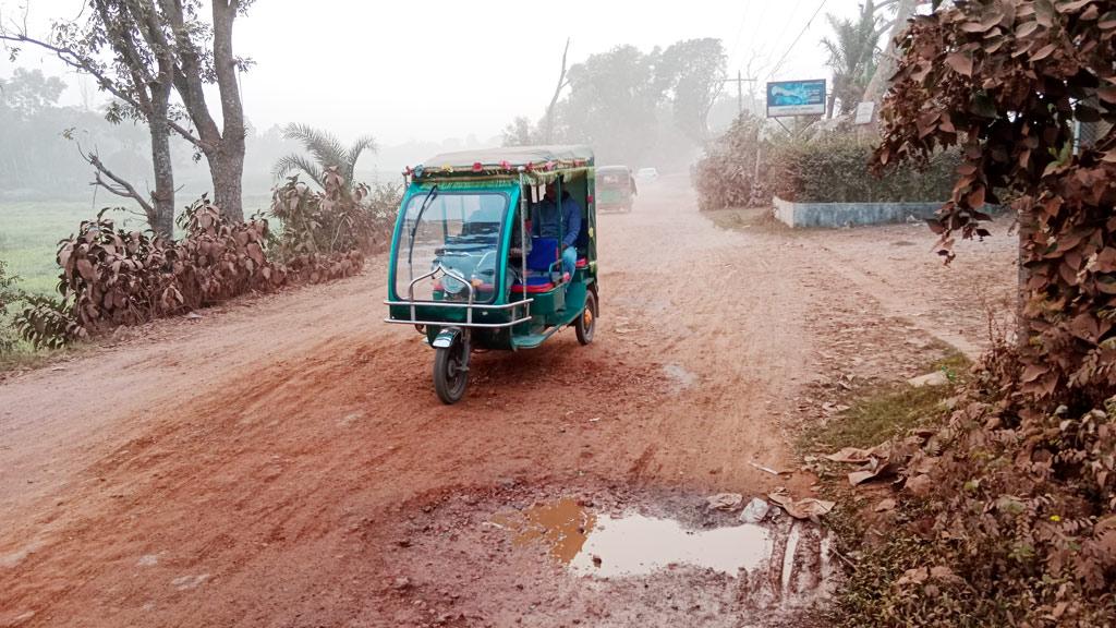 সাটুরিয়ায় সড়কের কাজে ধীর গতি, জনদুর্ভোগ চরমে