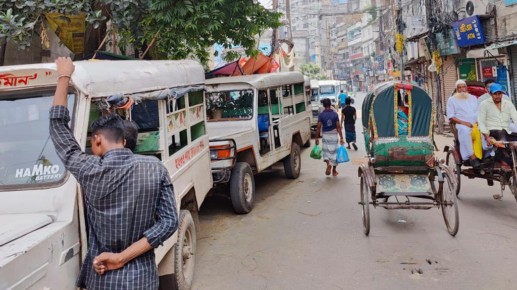 অনাদরে বাংলাবাজার যানজটে ব্যবসায় ভাটা