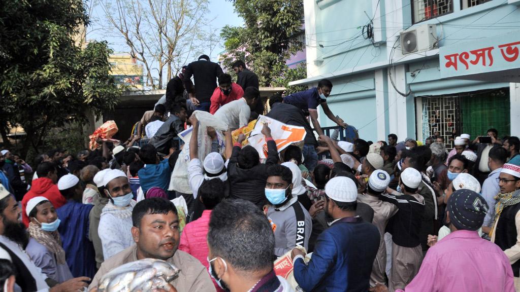 জাটকা বিতরণ নিয়ে হিমশিম কর্তৃপক্ষ, একাধিক স্থানে পুলিশের লাঠিপেটা