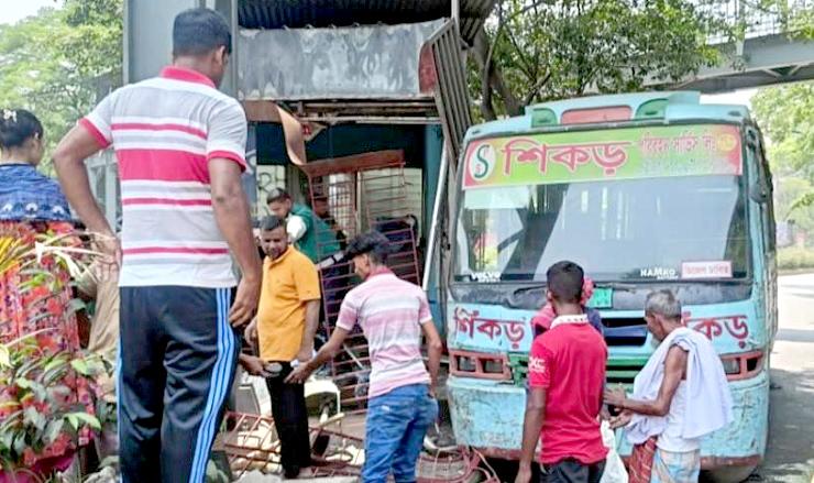 মৎস্য ভবনে পুলিশ বক্সে ঢুকে পড়ল বাস, এসআই আহত